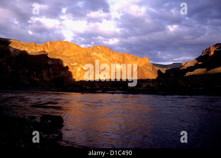 Alpenglow (coucher du soleil) réfléchie sur des falaises, au-dessus de la rivière Owyhee SE Oregon Banque D'Images