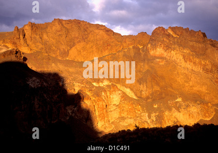 Alpenglow (coucher du soleil) réfléchie sur des falaises, au-dessus de la rivière Owyhee SE Oregon Banque D'Images