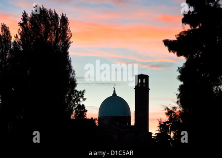 Voir la silhouette de la coupole Basilique e Scuola del Carmine à Padoue, Italie Banque D'Images