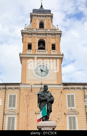 Monument Giuseppe Garibaldi avec horloge clocher de Palazzo del Governatore sur arrière-plan de Parme, Italie Banque D'Images