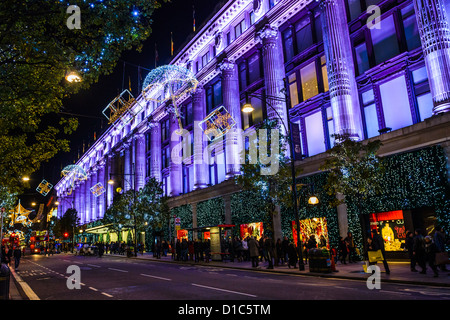 Grand magasin Selfridges sur Oxford Street, Londres, illuminée à Noël. Banque D'Images