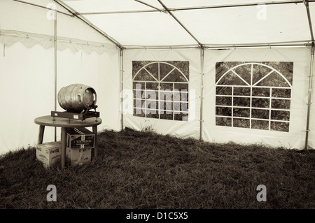 Le baril de bière en chapiteau pour après village de cricket au Prawle, South Devon Banque D'Images