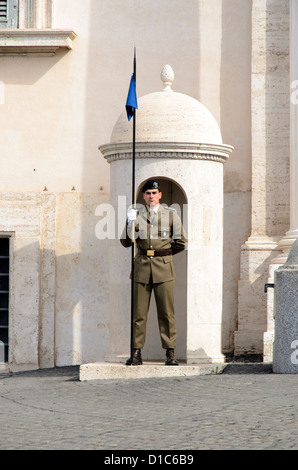 Garde militaire italien de l'élection présidentielle de bâtiment Palazzo del Quirinale - Rome, Italie Banque D'Images