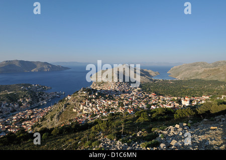 Symi. Îles du Dodécanèse. La Grèce. Vue montrant l'Gialos Bay (à gauche) Horio (centre) & Pedi Bay (à droite). Banque D'Images