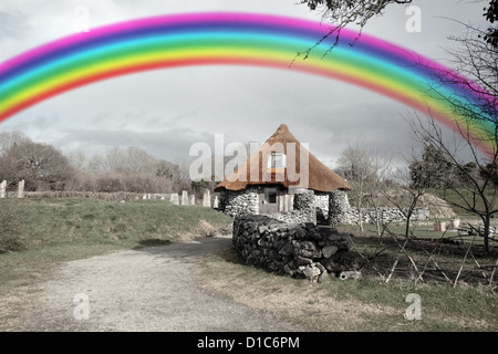 Ancienne demeure historique chalet rustique en milieu rural en Irlande avec rainbow en arrière-plan Banque D'Images