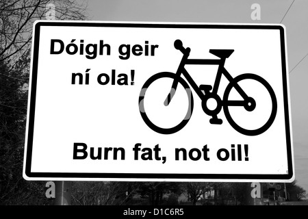 Brûler la graisse non irlandais huile panneau routier sur une route calme dans une ville en Irlande en noir et blanc Banque D'Images