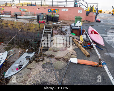 North Berwick, Ecosse, Royaume-Uni. 15 décembre 2012. Dégâts de tempête dans le vieux port de la ville de pêche. Une forte tempête a balayé dans la nuit de la mer du Nord et 20 pieds a éclaté sur la digue des vagues, l'envoi d'un conteneur frigorifique de 40 pieds qui était garé dans le parking dans le port, smashing beaucoup de bateaux et yachts, causant des dizaines de milliers de livres de dégâts. Heureusement, personne n'a été blessé. Credit : Bill Miller / Alamy Live News. Banque D'Images