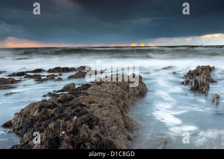 Les rivages rocailleux de Bantham au crépuscule. Banque D'Images