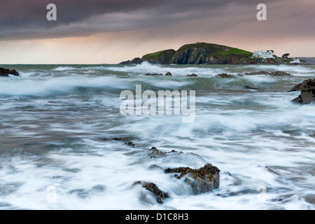 Les rivages rocailleux de Bantham au crépuscule, vue vers l'Ile de Burgh. Banque D'Images