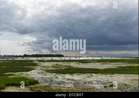Les courses de bateaux à voile près de Itchenor, Chichester Harbour Banque D'Images