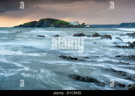 Les rivages rocailleux de Bantham au crépuscule, vue vers l'Ile de Burgh. Banque D'Images