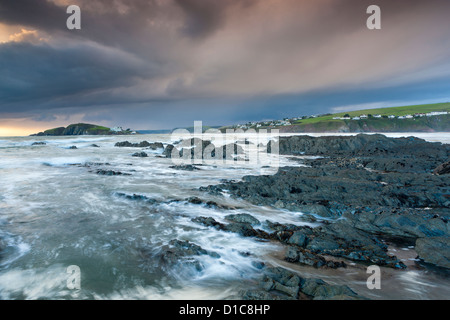 Les rivages rocailleux de Bantham au crépuscule, vue vers l'Ile de Burgh. Banque D'Images