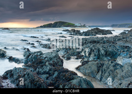 Les rivages rocailleux de Bantham au crépuscule, vue vers l'Ile de Burgh. Banque D'Images