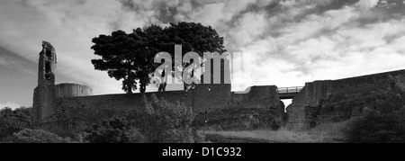 Image panoramique en noir et blanc, des ruines de Barnard Castle, Barnard Castle Town, comté de Durham, de Teesdale, Angleterre, Grande-Bretagne, Royaume-Uni Banque D'Images