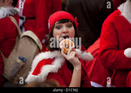 Londres, Royaume-Uni. 15 décembre 2012 Rassemblement annuel Santa Con hits centre de Londres. Chaque année en décembre des milliers de gens se déguisent en père Noël pour l'ensemble annuel de Santa Con, ils à pied de certains des hauts lieux de Londres avant de mettre fin à Trafalgar Square. Credit : Nelson Pereira / Alamy Live News Banque D'Images