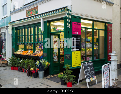 Totnes, Devon, Angleterre. Le 12 décembre 2012. Stokes légumes et les fruits et légumes sur la rue principale de Totnes. Banque D'Images