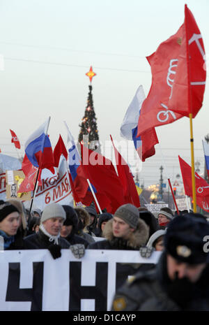 15 décembre 2012 - Saint-Pétersbourg, Russie - 15 décembre 2012 - Saint-Pétersbourg, Russie - Saint-Pétersbourg a accueilli le ''freedom March''. Les participants de Petersburg ''Marche de la liberté'', le 15 décembre se sont écoulées à partir de la station de métro Gorkovskaya '''' pour le champ de Mars. L'événement a réuni environ 500 personnes. (Crédit Image : © Andreï Pronin/ZUMAPRESS.com) Banque D'Images