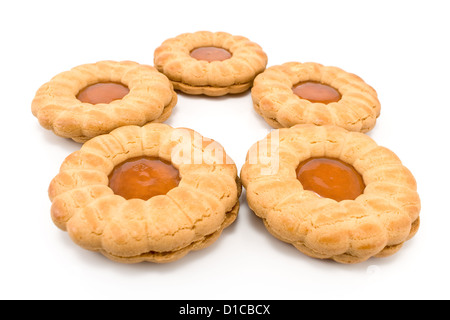 Les cookies avec confiture d'abricot isolated on white Banque D'Images