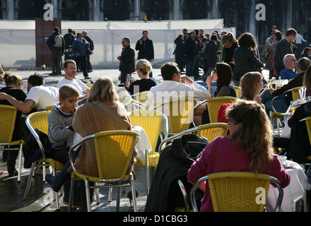 Les gens assis à sidewalk cafe de la Place Saint Marc, Venise, Italie Banque D'Images