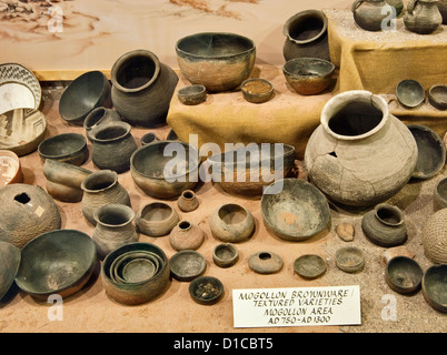 Brownware Mogollon, poterie, exposition au Musée de Geronimo Springs Truth or Consequences, New Mexico, USA Banque D'Images