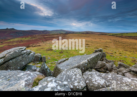 Vue depuis Hound Tor vers The Haytor Rocks dans le Parc National de Dartmoor. Banque D'Images