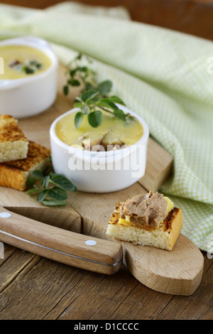 Le pâté de foie de poulet fait maison et morceau de pain Banque D'Images