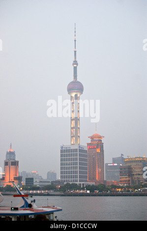 Oriental Pearl Tower et gratte-ciel de Pudong vu du Bund à la tombée de la rivière Huangpu, Shanghai, Chine Banque D'Images