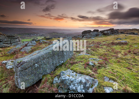 Les roches de granit sur la lande à Hayne vers le bas dans le parc national du Dartmoor. Banque D'Images