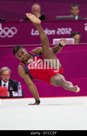 John Orozco (USA) effectuer l'exercice au sol pendant la gymnastique hommes concours général individuel au Jeux Olympiques de 2012 Gam Banque D'Images