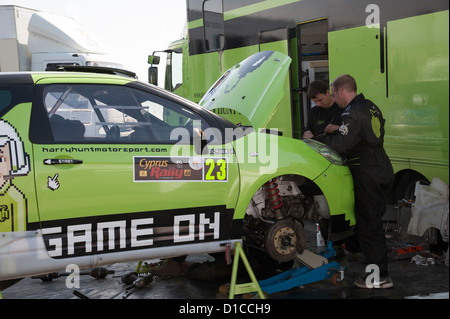 Rallye de Chypre 2012 préparation mécanique Harry Hunt's Citreon DS3 R3 voiture à Paphos Chypre Banque D'Images