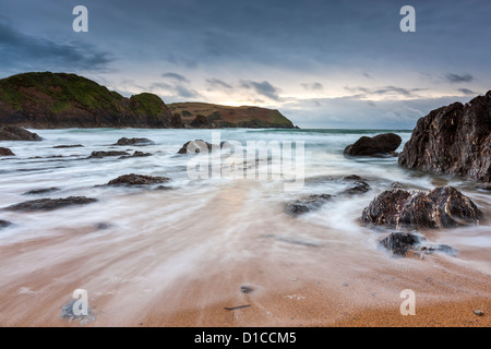 Sur les vagues, la plage de Hope Cove, South Hams, Devon, Angleterre, Royaume-Uni, Europe. Banque D'Images