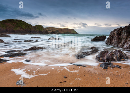 Sur les vagues, la plage de Hope Cove, South Hams, Devon, Angleterre, Royaume-Uni, Europe. Banque D'Images