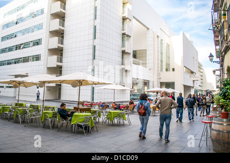 Des terrasses de cafés sont situés à l'extérieur de l'entrée de MACBA -- le musée d'art contemporain de Barcelone, Espagne. Banque D'Images