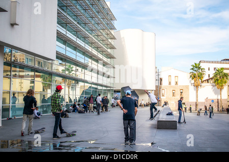 Les jeunes hommes sur skateboards effectuer chaque jour en plein plaza en dehors du MACBA -- le musée d'art contemporain de Barcelone, Espagne. Banque D'Images