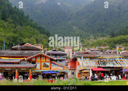 Village Shuzheng à la réserve naturelle de Jiuzhaigou valley, north Sichuan, dans le sud-ouest de la Chine Banque D'Images