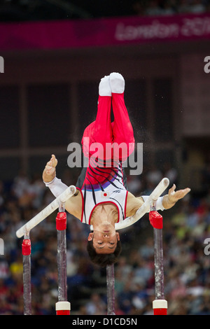 Kazuhito Tanaka (JPN) qui font concurrence aux barres parallèles au cours de la au concours général des Jeux Olympiques d'été de 2012 Banque D'Images