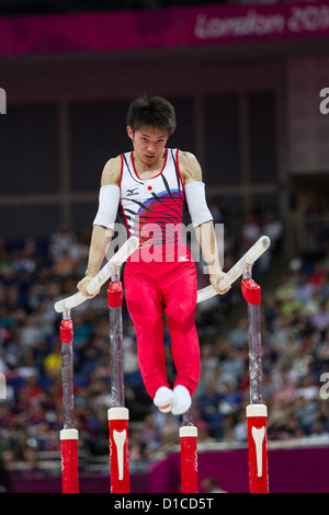 Kazuhito Tanaka (JPN) qui font concurrence aux barres parallèles au cours de la au concours général des Jeux Olympiques d'été de 2012 Banque D'Images