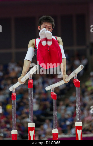 Kazuhito Tanaka (JPN) qui font concurrence aux barres parallèles au cours de la au concours général des Jeux Olympiques d'été de 2012 Banque D'Images