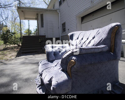 19 avril 2012 - Milbury, Massachussets, Uniited States - un grand canapé est assis à l'arrière d'une maison de forclusion Milbury, Masachussetts, United States (Image Crédit : © David H. Wells/ZUMAPRESS.com) Banque D'Images