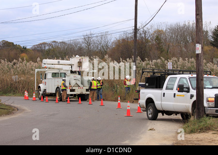 Les travailleurs de l'utilitaire de restauration de l'alimentation électrique après l'ouragan Sandy Long Island New York Banque D'Images