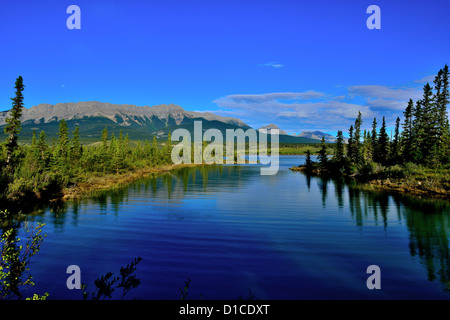 L'été une image paysage du lac Jasper dans le parc national Jasper Banque D'Images