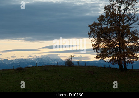 Vue sur un domaine bavarois traditionnel avec la montagne Zugspitze derrière Banque D'Images