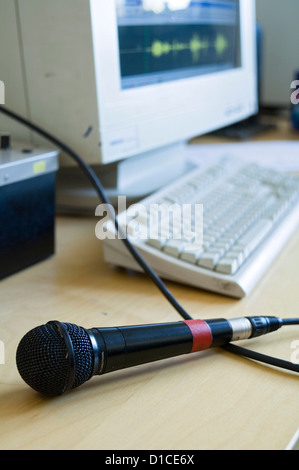 Microphone avec ordinateur en arrière-plan Banque D'Images