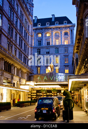 La nuit, le Savoy Hotel Strand London England UK Banque D'Images