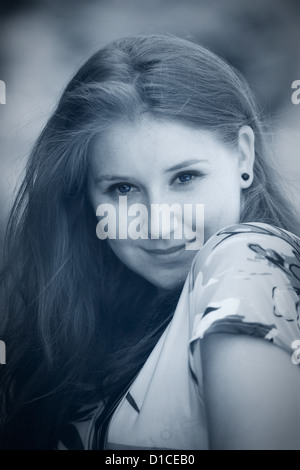 Portrait d'une belle femme rousse de 20 ans à l'extérieur. La tonalité de l'image. Banque D'Images