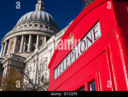 Icônes Londres téléphone rouge traditionnel fort et le dôme de la Cathédrale St Paul Ville de London England UK Banque D'Images