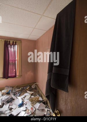 30 avril 2012 - Woonsocket, Rhode Island, United States - Corbeille encombre le sol d'une salle vide dans une maison saisis à Woonsocket, Rhode Island, United States (Image Crédit : © David H. Wells/ZUMAPRESS.com) Banque D'Images