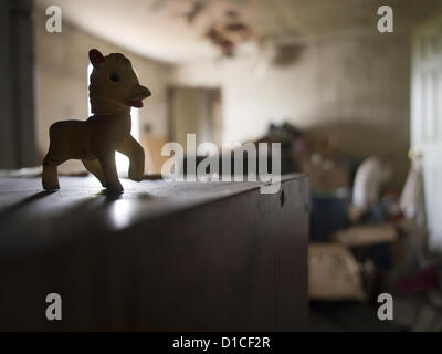 30 avril 2012 - Woonsocket, Rhode Island, United States - jouet d'un enfant d'un petit cheval reste, avec d'autres possessions, dans une maison saisis à Woonsocket, Rhode Island, United States (Image Crédit : © David H. Wells/ZUMAPRESS.com) Banque D'Images