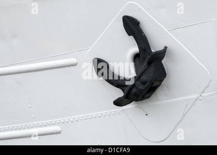 Les bateaux noirs sur l'ancre d'amarrage coque blanche Banque D'Images