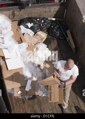 30 avril 2012 - Woonsocket, Rhode Island, United States - un homme sortes des piles de cartons à l'extérieur d'une maison saisis à Woonsocket, Rhode Island, United States (Image Crédit : © David H. Wells/ZUMAPRESS.com) Banque D'Images